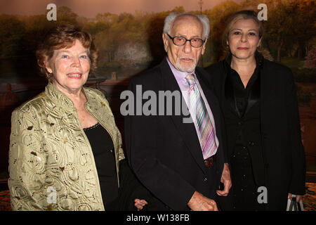 New York, USA. 9. November 2008. Anne Jackson, Eli Wallach, Roberta Wallach am Neighborhood Playhouse School des Theater 80 Jahre Gala und Wiedervereinigung am Taverne auf dem Grün. Quelle: Steve Mack/Alamy Stockfoto