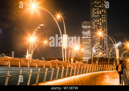 Singapur, Singapur - März 2019: Esplanade Bridge und die Innenstadt Wolkenkratzer im Hintergrund Singapur Stockfoto