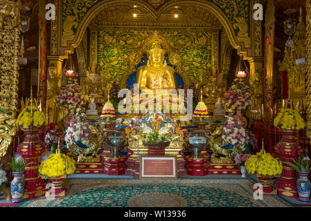 CHIANG RAY, THAILAND - Dezember 15, 2018: Skulptur von König Mengrai dem Grossen auf dem Altar der alten buddhistischen Tempel von Wat Ming Muang Stockfoto