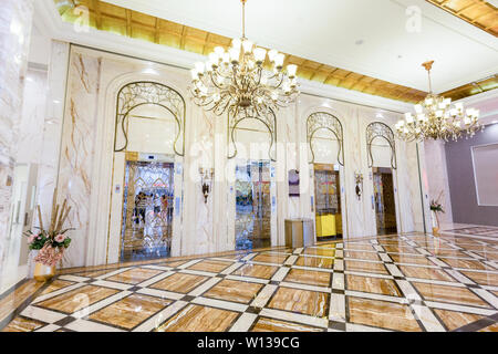 Aufzug und Dekorationen im Hotel Halle Stockfoto