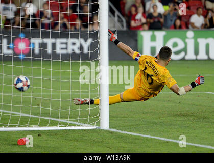 Washington, DC, USA. 29 Juni, 2019. 20190629 - Toronto FC Torhüter QUENTIN WESTBERG (16) wird Beat für ein Ziel auf einen Freistoss von D.C. United, Wayne Rooney spät in der zweiten Hälfte bei Audi Feld in Washington. Credit: Chuck Myers/ZUMA Draht/Alamy leben Nachrichten Stockfoto