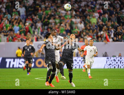 Houston, TX, USA. 29 Juni, 2019. Mexiko Mittelfeldspieler, Jesus Gallardo (23) und Mexiko, Defender, Luis Rodriguez (21), Arbeit gegen Costa Rica weiterleiten, Joel Campbell (12), um den Ball während der 2019 CONCACAF Gold Cup, Quarter Final Match zwischen Mexiko und Costa Rica, an NRG Stadion in Houston, TX. Obligatorische Credit: Kevin Langley/Sport Süd Media/CSM/Alamy leben Nachrichten Stockfoto