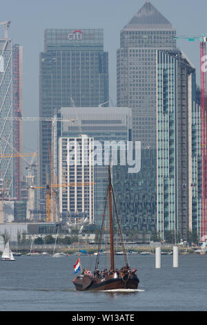 London, Großbritannien. 29 Juni, 2019. Niederländische Aal barge Korneliske Ykes II dargestellt an der Thames Barrier nach einem Besuch in London. Die Freiwilligen-run-Schiff ist eine Nachbildung eines Originals Hegemer Aal Barge, die in der Regel in London aus dem 17. Jahrhundert bis zum Beginn des 20. Jahrhunderts segelten. Credit: Rob Powell/Alamy leben Nachrichten Stockfoto