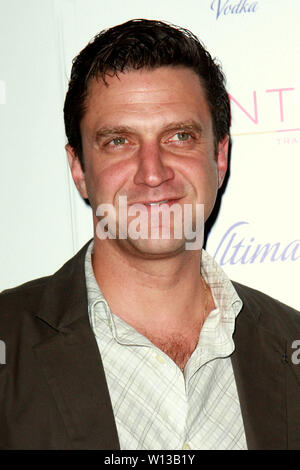 New York, USA. 15. November 2008. Raul Esparza bei einem exklusiven Cocktail Party die Piven Theatre Workshop auf der Ebene V. Credit profitieren: Steve Mack/Alamy Stockfoto