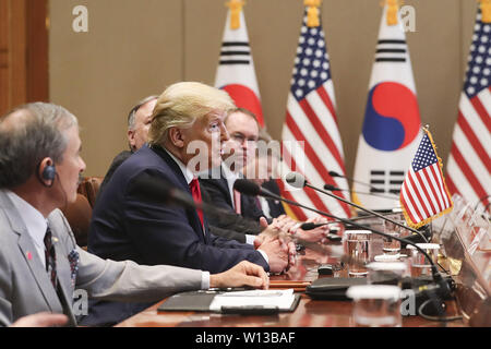 Seoul, Südkorea. 30. Juni, 2019. Juni 30, 2019 - OSAN FLUGHAFEN, Südkorea - US-Präsident Donald Trump und südkoreanischen Präsidenten Moon Jae In sprechen Sie uns KOR Gipfeltreffen der Präsidenten in Seoulm Südkorea. US-Präsident Donald Trump treffen nordkoreanischen Führer Kim Jong Un heute in Panmunjom (DMZ), Korea. Credit: Präsident Büro/ZUMA Draht/Alamy leben Nachrichten Stockfoto