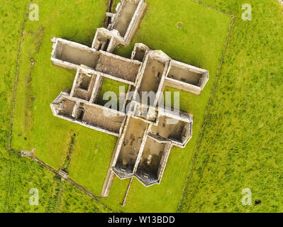 Luftaufnahme der Ruinen von Moyne Abtei im County Mayo in Irland Stockfoto