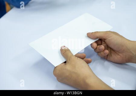 Hand Geschäftsmann mit leeren weißen Umschlag Dokument Stockfoto