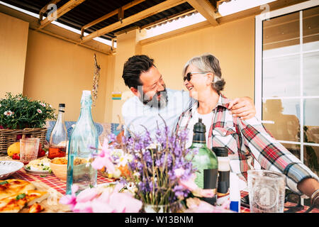 Nach Familie Menschen genießen die Freizeit zusammen essen und Spaß haben - Menschen mit Essen und Trinken zu Hause - fröhliche ältere Mutter und Ad Stockfoto