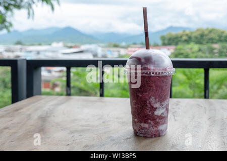Heidelbeere Joghurt smoothie Blended in Glas auf Holz- Tabelle auf Terrassierten Stockfoto