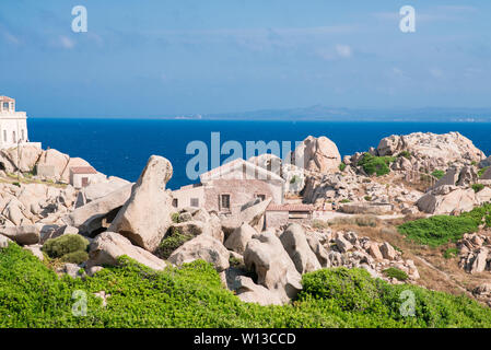 Alte Gebäude in der Nähe des Leuchtturm von Capo Testa. Santa Teresa di Gallura, Sardinien, Italien. Mediterrane Landschaft. Stockfoto