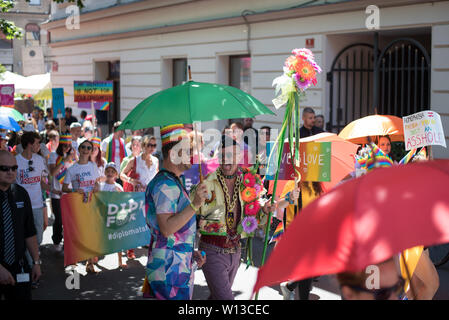 Maribor, Slowenien. 29 Juni, 2019. Menschen marschiert durch Maribor während der Pride Parade. Etwa 800 Menschen kamen bei dem ersten CSD-Parade in Maribor am Samstag statt. Maribor ist die zweitgrößte Stadt in Slowenien. Credit: SOPA Images Limited/Alamy leben Nachrichten Stockfoto