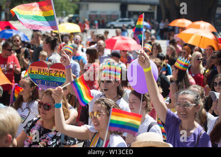 Maribor, Slowenien. 29 Juni, 2019. Personen Plakate und regenbogenfahnen während der Pride Parade. Etwa 800 Menschen kamen bei dem ersten CSD-Parade in Maribor am Samstag statt. Maribor ist die zweitgrößte Stadt in Slowenien. Credit: SOPA Images Limited/Alamy leben Nachrichten Stockfoto