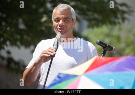 Maribor, Slowenien. 29 Juni, 2019. Sasa Arsenovic, Bürgermeister von Maribor, spricht die Leute an der Pride Parade. Etwa 800 Menschen kamen bei dem ersten CSD-Parade in Maribor am Samstag statt. Maribor ist die zweitgrößte Stadt in Slowenien. Credit: SOPA Images Limited/Alamy leben Nachrichten Stockfoto