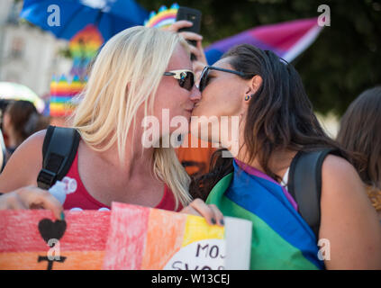 Maribor, Slowenien. 29 Juni, 2019. Zwei Frauen küssen während der Pride Parade gesehen. Etwa 800 Menschen kamen bei dem ersten CSD-Parade in Maribor am Samstag statt. Maribor ist die zweitgrößte Stadt in Slowenien. Credit: SOPA Images Limited/Alamy leben Nachrichten Stockfoto