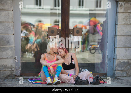 Maribor, Slowenien. 29 Juni, 2019. Zwei Frauen umarmen während der Pride Parade gesehen. Etwa 800 Menschen kamen bei dem ersten CSD-Parade in Maribor am Samstag statt. Maribor ist die zweitgrößte Stadt in Slowenien. Credit: SOPA Images Limited/Alamy leben Nachrichten Stockfoto