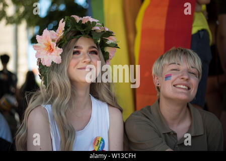 Maribor, Slowenien. 29 Juni, 2019. Zwei Frauen während der Pride Parade gesehen. Etwa 800 Menschen, die an der ersten CSD-Parade in Maribor am Samstag kam. Maribor ist die zweitgrößte Stadt in Slowenien. Credit: SOPA Images Limited/Alamy leben Nachrichten Stockfoto