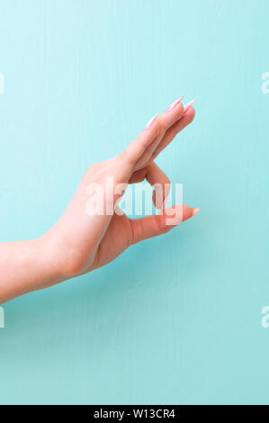 Weibliche Hand zeigen OK Geste auf farbigen Hintergrund. Platz für Text Stockfoto