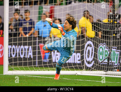 Houston, TX, USA. 29 Juni, 2019. Mexiko Torwart, Guillermo Ochoa (13), taucht ein Schuß auf Ziel während der 2019 CONCACAF Gold Cup, Quarter Final Match zwischen Mexiko und Costa Rica zu blockieren, bei NRG Stadion in Houston, TX. Obligatorische Credit: Kevin Langley/Sport Süd Media/CSM/Alamy leben Nachrichten Stockfoto