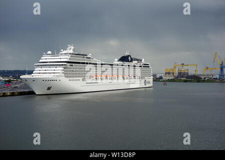 Das Kreuzfahrtschiff MSC Orchestra vertäut im Hafen von Belfast, County Antrim, Nordirland, Großbritannien. Stockfoto