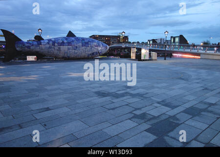 Der große Fisch' den Lachs des Wissens" Skulptur von John Freundlichkeit in der Nähe der Lagan Wehr Fußgänger- und Zyklus Brücke, Belfast, Nordirland, Großbritannien. Stockfoto