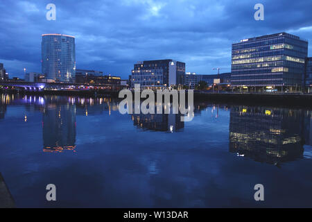 Stadtbild Nacht Reflexionen in den Fluss Lagan Belfast, Nordirland, Großbritannien. Stockfoto