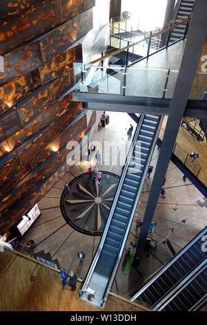 Die Treppen & Foyer im Titanic Experience Museum in der Titanic Quarter, Belfast, County Antrim, Nordirland, Großbritannien. Stockfoto