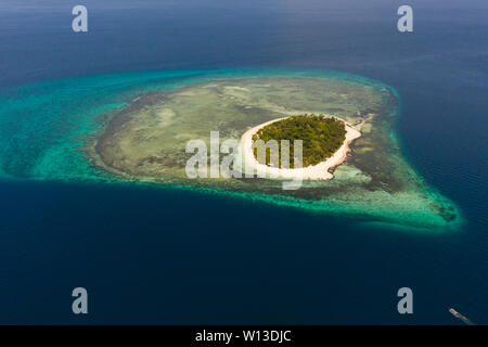 White Sandy Island mit Korallenriffen. Weiße Sandbank. Atoll in der Nähe der Insel Camiguin, Philippinen, Luftaufnahme. Marine, weißer Sand Insel Stockfoto
