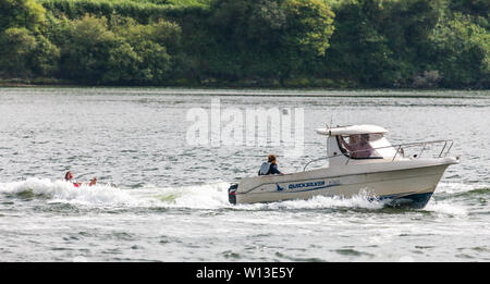 Kinsale, Cork, Irland. 29 Juni, 2019. An einem heißen Sommertag eine Familie Spaß mit einem Rohr auf den Fluss Bandon in Kinsale, Co Cork, Irland. Quelle: David Creedon/Alamy leben Nachrichten Stockfoto