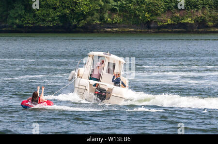 Kinsale, Cork, Irland. 29 Juni, 2019. An einem heißen Sommertag eine Familie Spaß mit einem Rohr auf den Fluss Bandon in Kinsale, Co Cork, Irland. Quelle: David Creedon/Alamy leben Nachrichten Stockfoto