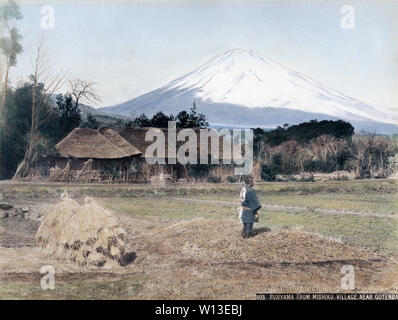 [1890s Japan - Fuji] - Blick auf den Mt. Fuji von Mishiku Dorf in der Nähe von Gotemba, Präfektur Shizuoka. 19 Vintage albumen Foto. Stockfoto