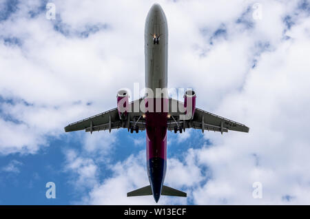 Airbus A 321-200 Landung; Wizz Air in Bulgarien ; Flugzeug Landung auf dem Internationalen Flughafen Sofia; WizzAir Flotte Stockfoto