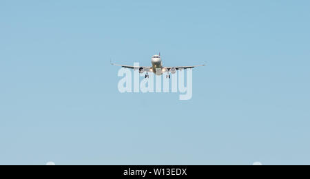 WizzAir Airbus A320-Landung auf SOF Sofia International Airport; Bulgaira Wizz Air Flotte Stockfoto