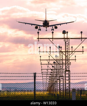 WizzAir Airbus A320-Landung auf SOF Sofia International Airport; Bulgaira Wizz Air Flotte Stockfoto