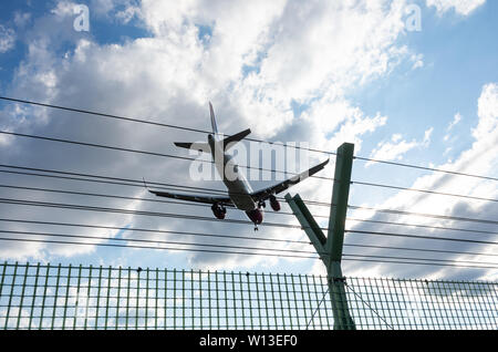 Die Airbus A320-Landung, WizzAir Flugzeug Landung am Flughafen Sofia, Flugzeug von unten gesehen Stockfoto