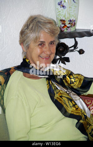 Porträt einer älteren Frau glücklich zu lächeln und zu lachen Stockfoto
