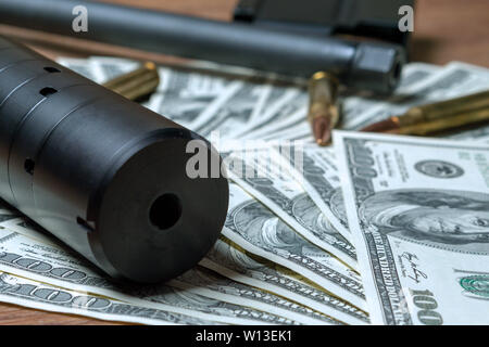 Rifle barrel, Unterdrücker und Patronen in US-Dollar Stockfoto