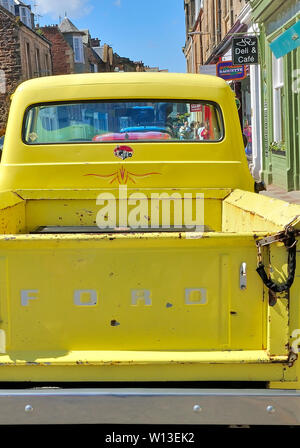 Ford F 100 Classic Pickup truck in der Main Street in North Berwick, Schottland geparkt Stockfoto