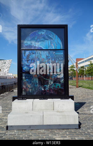 Weiße Wanderer & endgültige Hodor von Act in einem riesigen Glasmalerei Spiel der Throne Fenster in Belfast, County Antrim, Nordirland, Großbritannien. Stockfoto