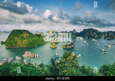 Ha Long Bay panorama Blick. Insel und Felsen im Meer mit Schiffen Kreuzfahrt um mit Touristen.