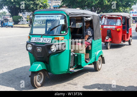 Colombo. Sri Lanka - 21. Dezember 2016: Zwei tuk tuks, die auf der Straße. Diese Form des Transports ist immer noch die Norm für die Einheimischen. Stockfoto