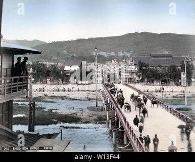 [1890s Japan - Kyoto Shijo Ohashi Brücke,] - ein Blick auf Shijo Ohashi (Shijo Große Brücke), eine der wichtigsten Brücken von Kyoto auf dem Fluss Kamogawa. 19 Vintage albumen Foto. Stockfoto