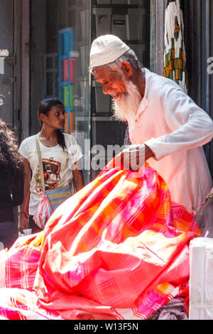 Colombo. Sri Lanka - 21. Dezember 2016: Muslimische mann Verkauf von Tuch in den Pettah Bezirk. Dies ist das wichtigste Geschäftsviertel. Stockfoto