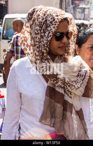 Colombo. Sri Lanka - 21. Dezember 2016: Sri Lankan Frau mit Kopftuch Einkaufen in den Pettah Bezirk. Dies ist das wichtigste Geschäftsviertel. Stockfoto