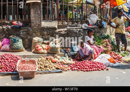 Colombo. Sri Lanka - 21. Dezember 2016: Straße Händler Gemüse Verkauf in den Pettah Bezirk. Dies ist das wichtigste Geschäftsviertel. Stockfoto