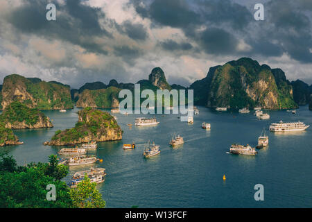 Ha Long Bay panorama Blick. Insel und Felsen im Meer mit Schiffen Kreuzfahrt um mit Touristen. Stockfoto