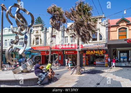 Manly, Sydney, Australien - 13. März 2013: Geschäfte auf dem Corso. Die Straße ist eine Fußgängerzone. Stockfoto