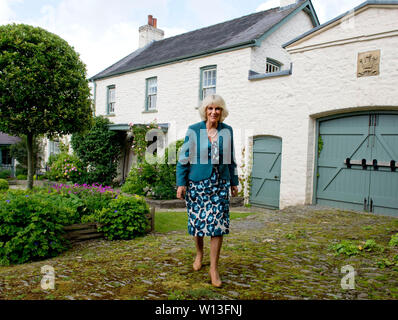 Foto vom 01/07/13 Die Herzogin von Cornwall außerhalb Llwynywermod, der Prinz von Wales und die Herzogin von Cornwall Immobilien außerhalb der Brecon Beacons in der Nähe von Myddfai in Carmarthenshire. Stockfoto