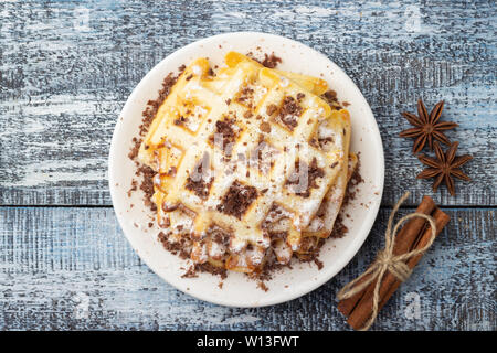 Selbstgemachte Waffeln mit Schokolade und Puderzucker. Ansicht von oben. Stockfoto