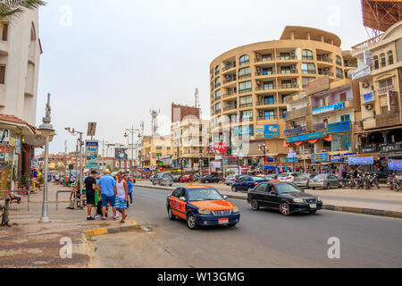 Hurghada, Ägypten bis zum 15. April 2019: Main Street mit aktiven Verkehr in Hurghada, Ägypten Stockfoto