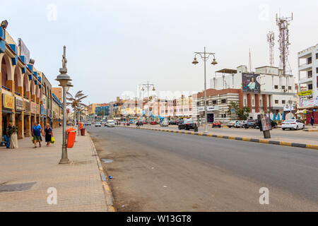 Hurghada, Ägypten bis zum 15. April 2019: Hauptstraße mit Geschäften und Touristen in Hurghada, Ägypten Stockfoto